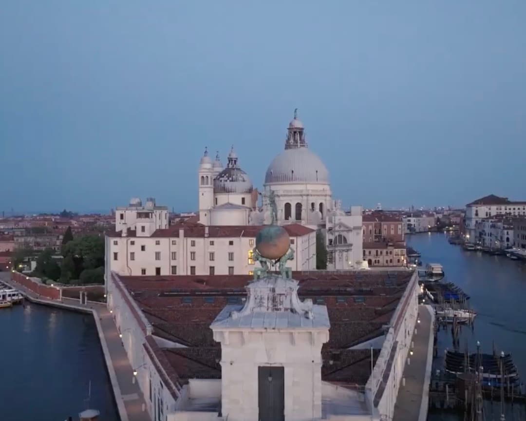 La basilique Santa Maria della Salute et le Grand Canal de Venise au crépuscule, vus des hauteurs