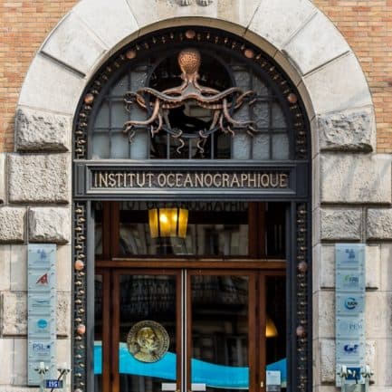 Le portail de l’Institut océanographique, sa pieuvre sculptée au-dessus des portes de bois.