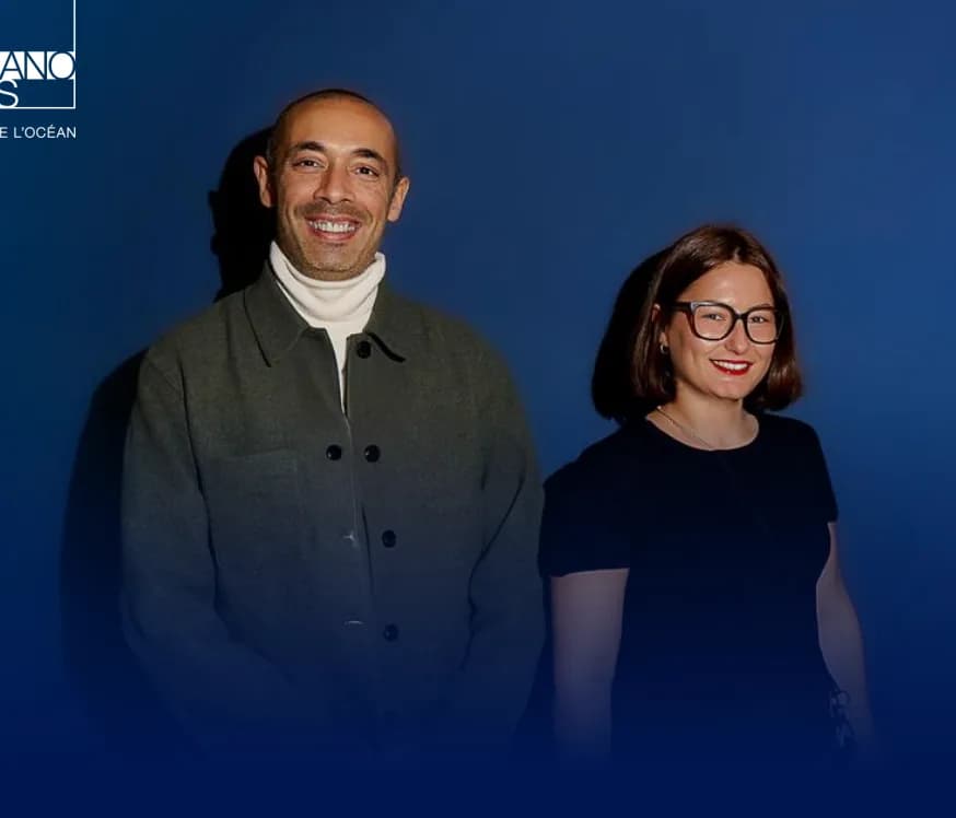 Deux membres de l’équipe commerciale en portrait, sur un fond bleu nuit.