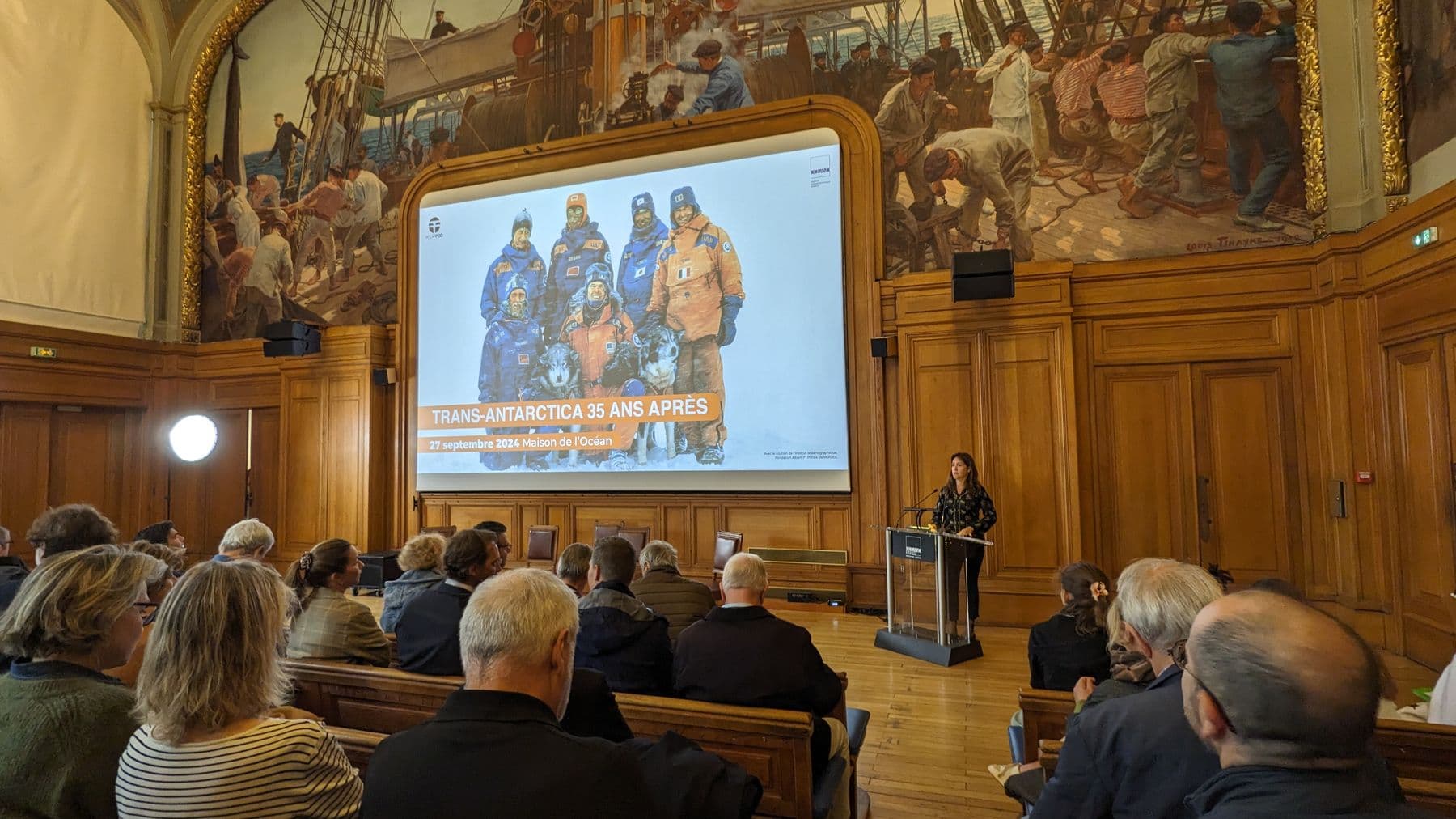 Une conférence dans le grand amphithéâtre de la Maison de l'Océan