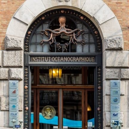 Le portail de l’Institut océanographique, sa pieuvre sculptée au-dessus des portes de bois.