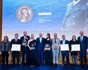 Remise des prix de thèse, les lauréats alignés sur scène avec leurs diplômes.