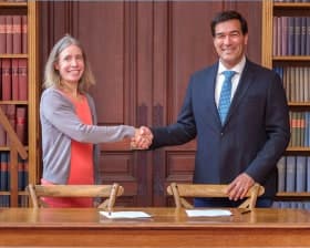 Signature d’une convention de partenariat dans la bibliothèque de l’Institut.