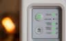 Un boîtier internet en gros plan, ses voyants Wi-Fi, ONLINE et signal mobile allumés en vert.