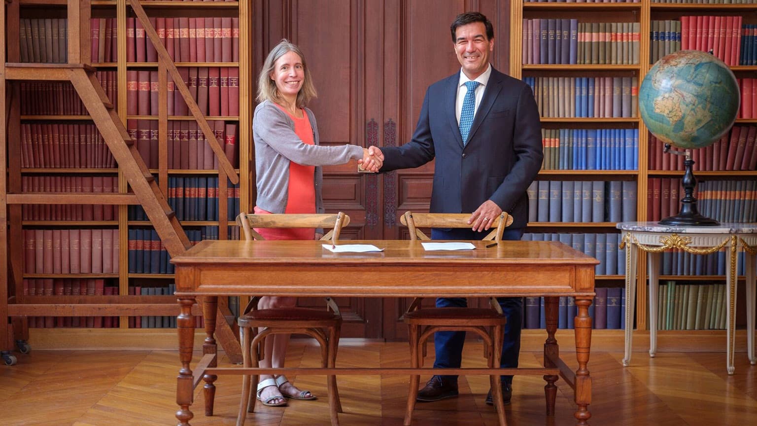 Signature d’une convention de partenariat dans la bibliothèque de l’Institut.