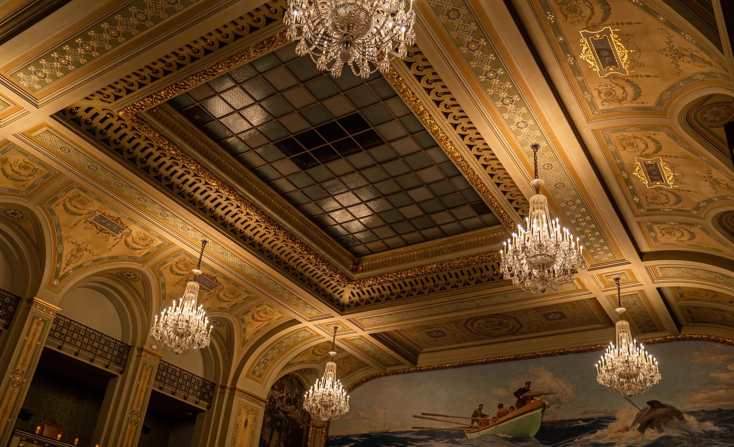 Plafond à caissons doré du grand amphithéâtre et ses lustres à pampilles de cristal.