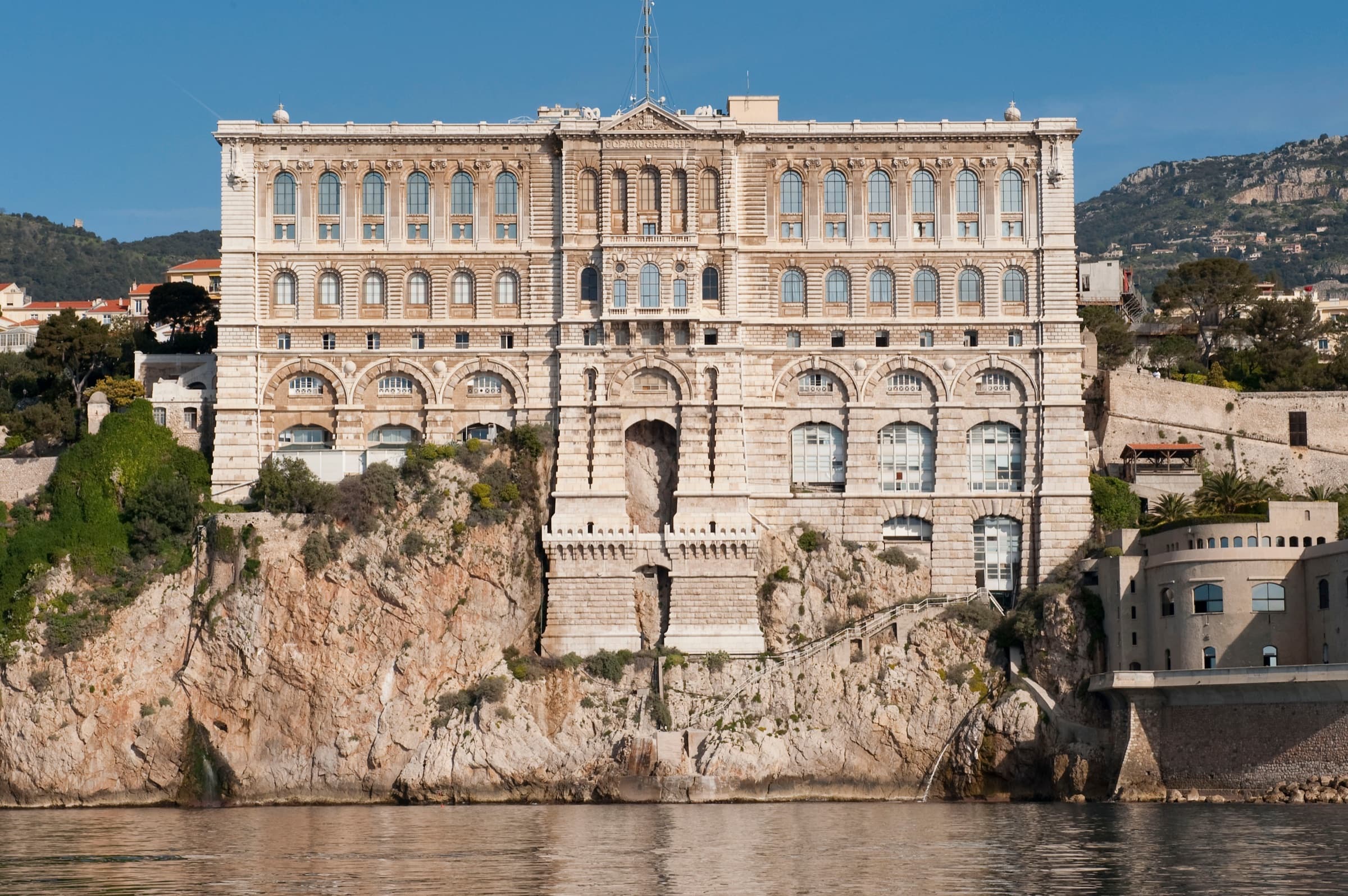 La façade du Musée océanographique de Monaco, vue depuis la mer, dressée au sommet de la falaise.