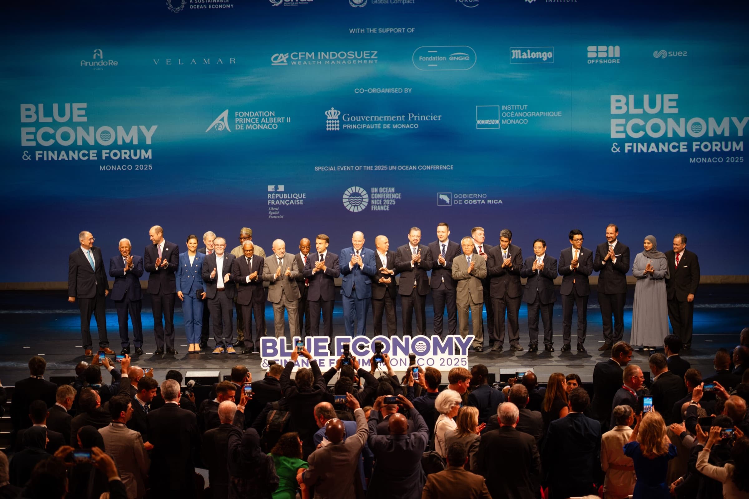 Les participants du Blue Economy and Finance Forum 2025 réunis sur scène.