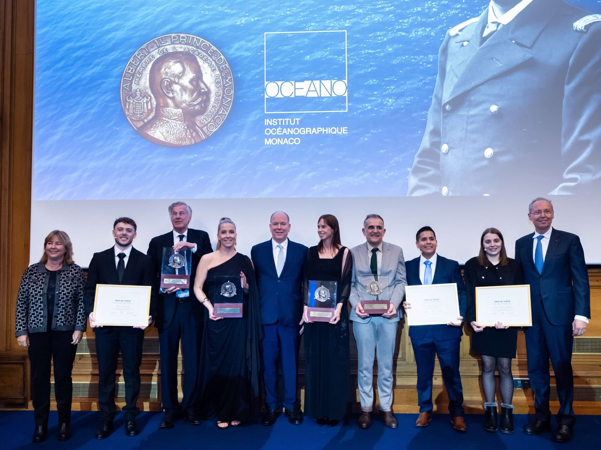 Remise des prix de thèse, les lauréats alignés sur scène avec leurs diplômes.