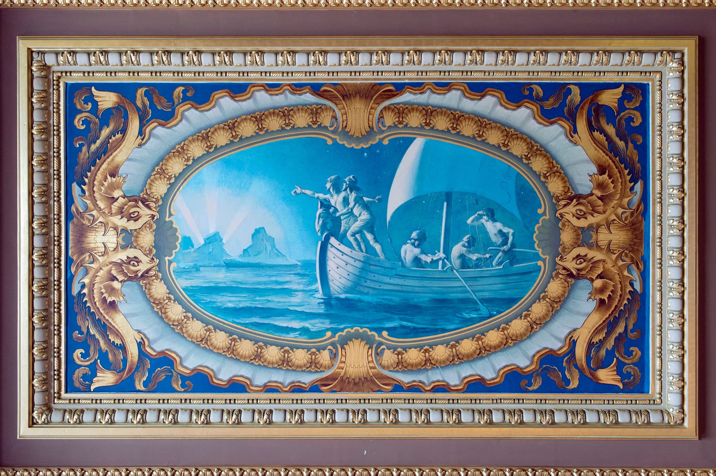 Médaillon peint dans les tons bleus, représentant une scène de navigation.