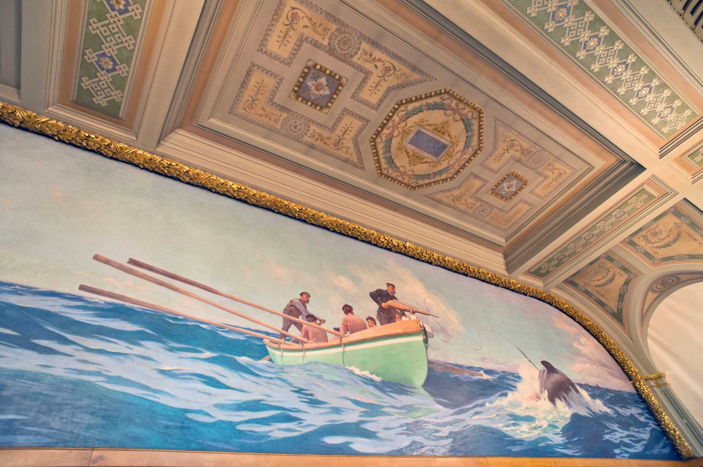 Fresque murale de la Maison de l'Océan représentant une scène de chasse à la baleine.
