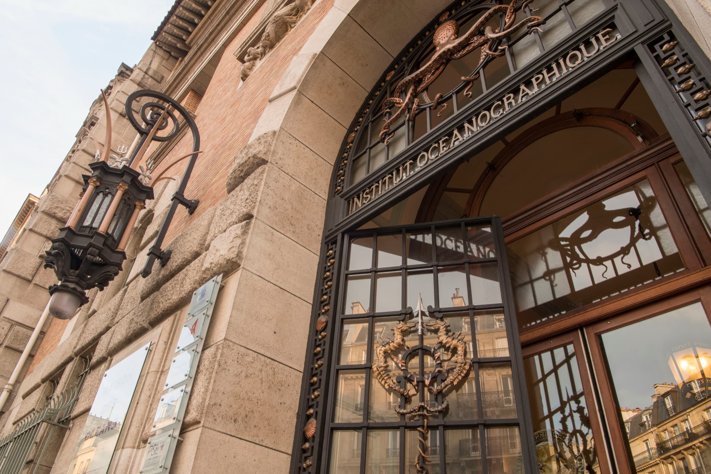 La porte d'entrée de l'Institut océanographique, à Paris, sous son arc de ferronnerie orné d'une pieuvre de bronze