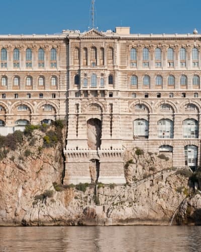 La façade du Musée océanographique de Monaco, vue depuis la mer, dressée au sommet de la falaise.