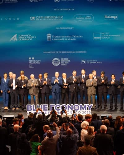 Les participants du Blue Economy and Finance Forum 2025 réunis sur scène.
