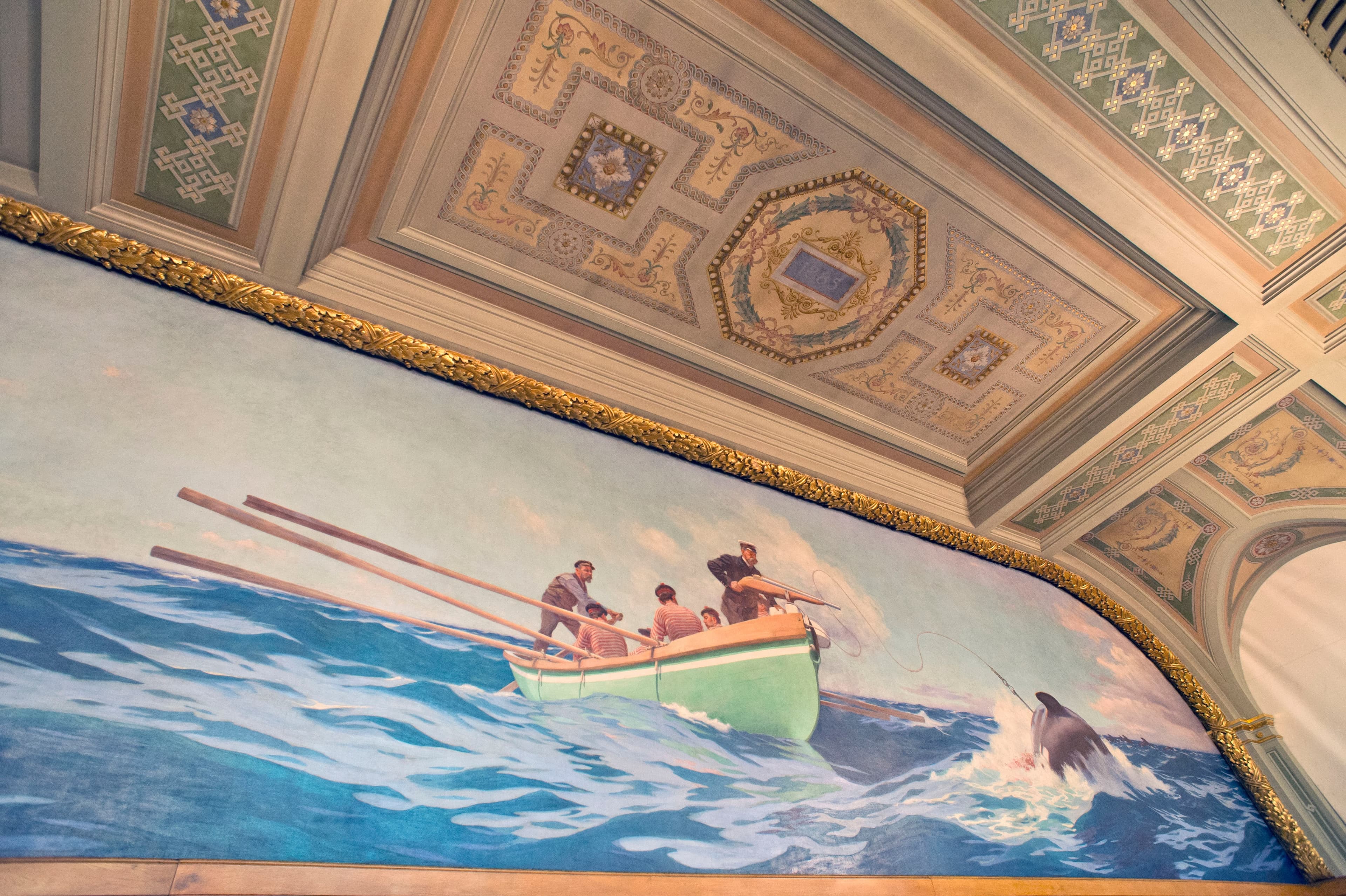 Fresque murale de la Maison de l'Océan représentant une scène de chasse à la baleine.