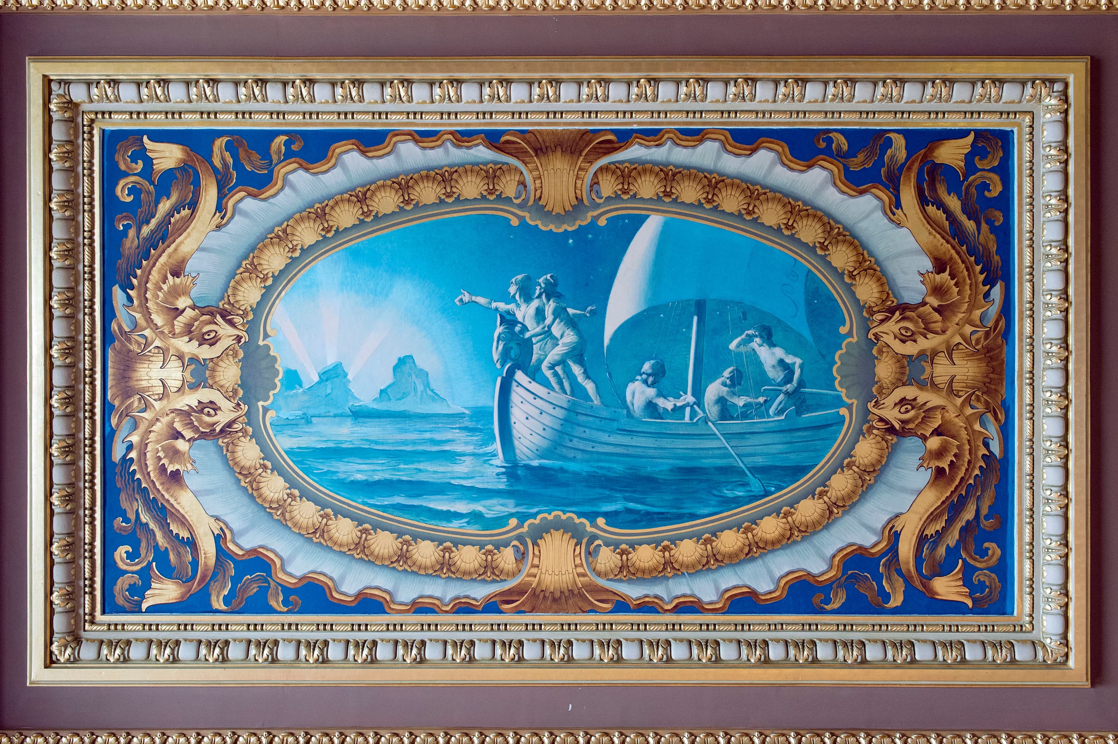 Médaillon peint dans les tons bleus, représentant une scène de navigation.