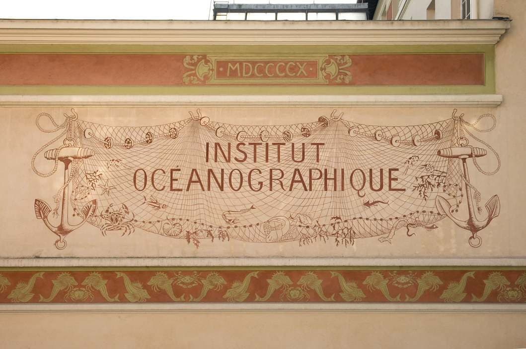 Frise sculptée en façade portant l’inscription « Institut océanographique », encadrée de motifs marins et de la date MDCCCCX.