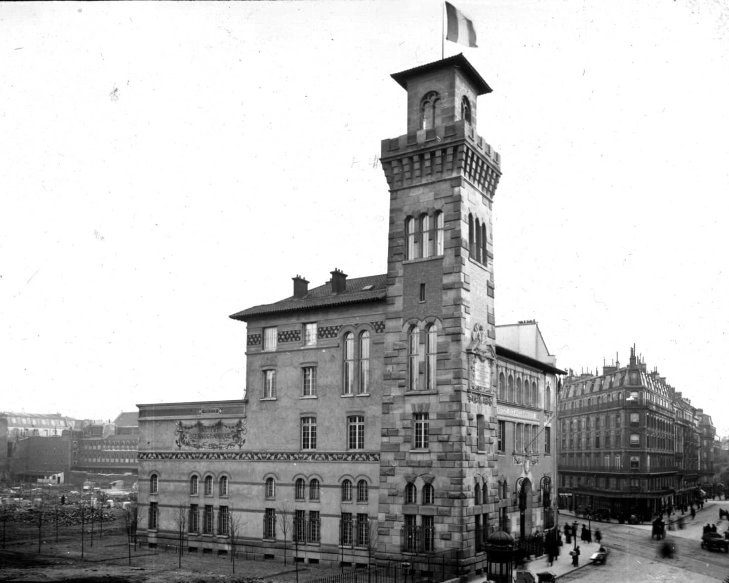 Photographie ancienne de l’Institut océanographique à son achèvement, avec sa tour, vu depuis la rue.