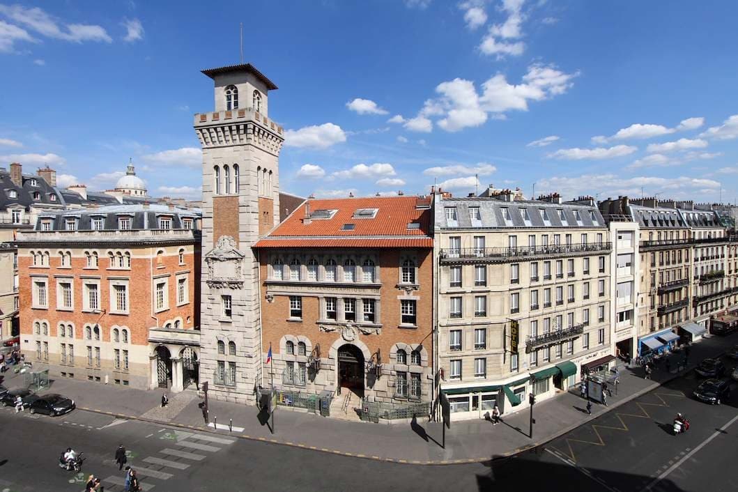 L’Institut océanographique vu en surplomb, au carrefour des rues Saint-Jacques et Gay-Lussac : sa tour de brique et de pierre se dresse entre les immeubles parisiens.
