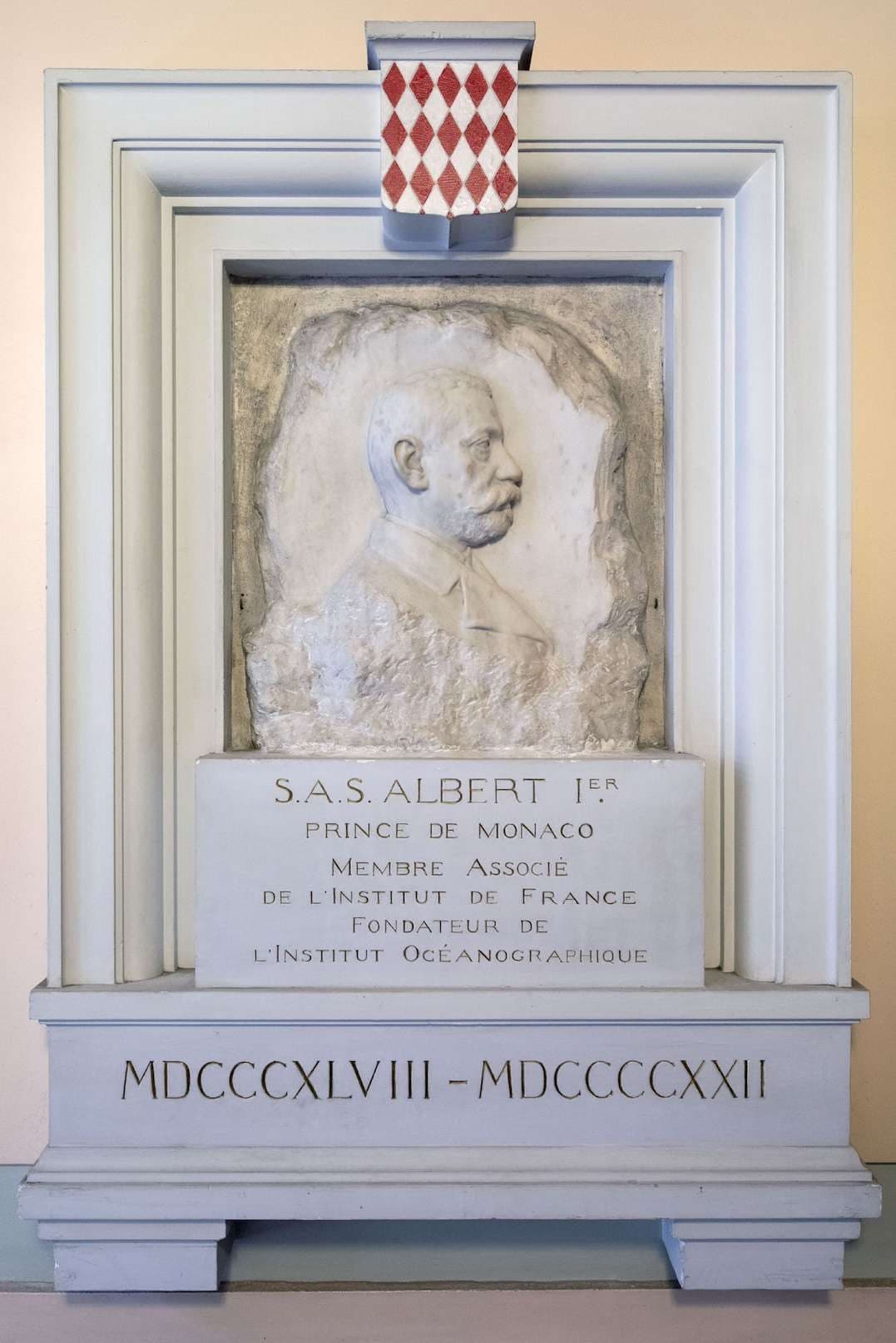 Médaillon sculpté du prince Albert Ier au-dessus d’une plaque : « S.A.S. Albert Ier, prince de Monaco, membre associé de l’Institut de France, fondateur de l’Institut océanographique ».