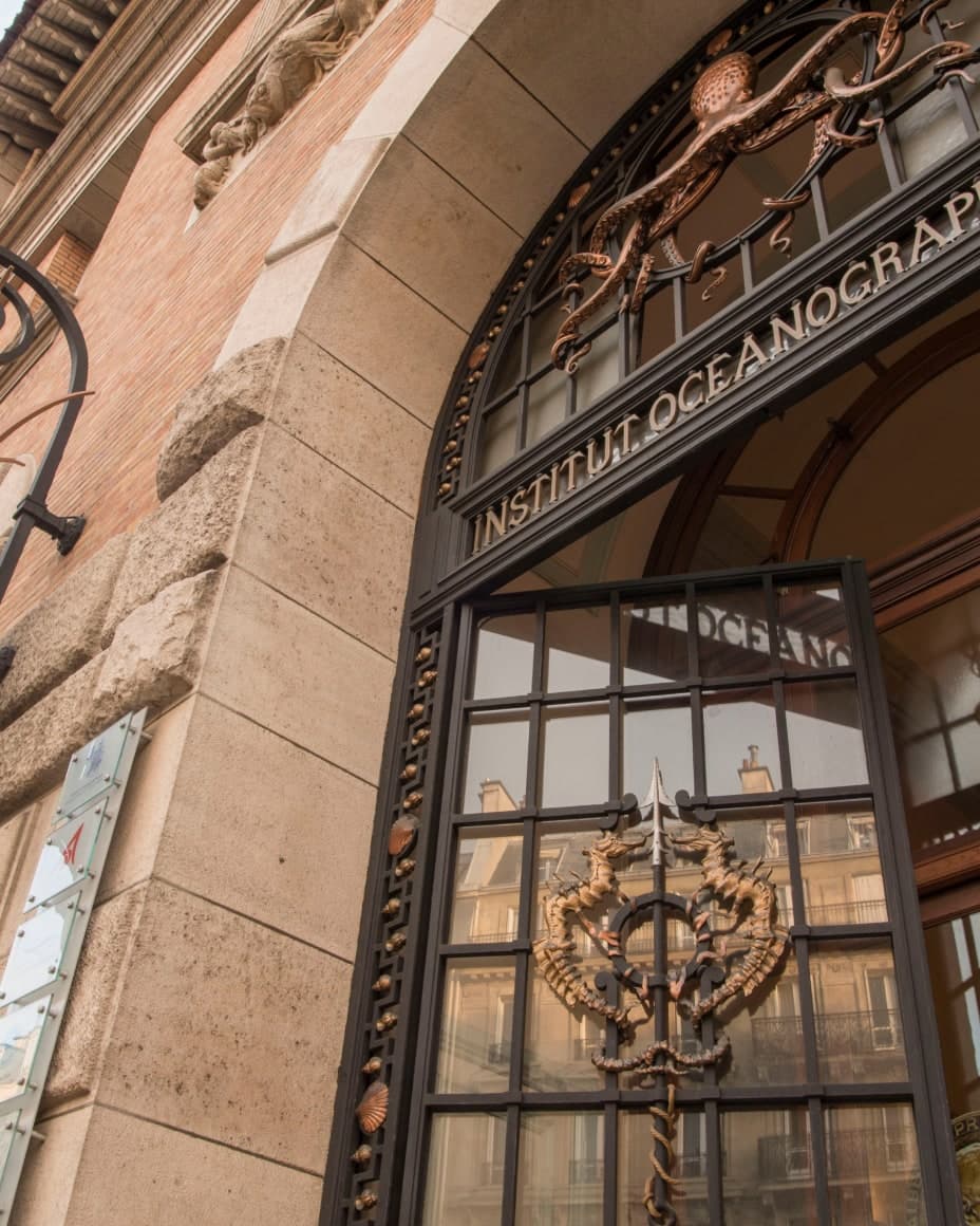 La porte d'entrée de l'Institut océanographique, à Paris, sous son arc de ferronnerie orné d'une pieuvre de bronze