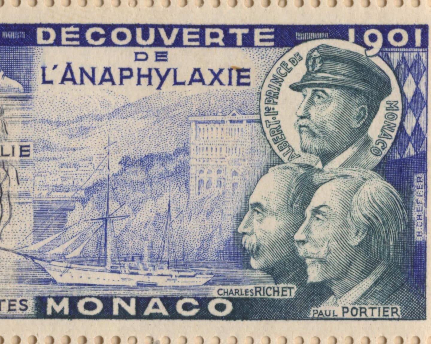 Timbre de Monaco « Découverte de l’anaphylaxie, 1901 » : les portraits du prince Albert Ier, de Charles Richet et de Paul Portier devant un navire.