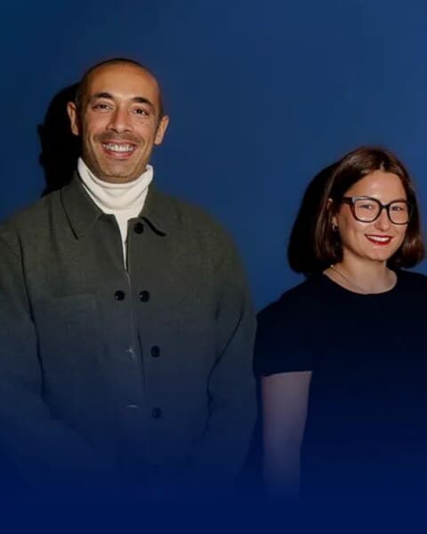 Deux membres de l’équipe commerciale en portrait, sur un fond bleu nuit.